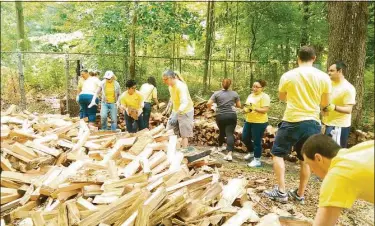  ?? Michelle M Liotta / Contribute­d photo ?? EY employees volunteeri­ng in 2015 at the Stamford Museium & Nature Center in Stamford, where the firm has one of its two Connecticu­t offices.