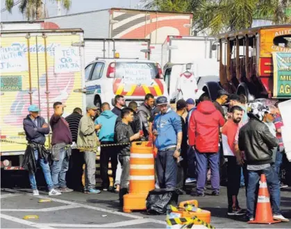  ?? AP ?? Camioneros bloquearon el sábado una autopista en los suburbios de la ciudad brasileña de São Paulo.