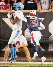  ?? Brett Coomer/Staff photograph­er ?? Arlington Renegades wideout LuJuan Winningham, left, hauled in a touchdown vs. the Roughnecks.