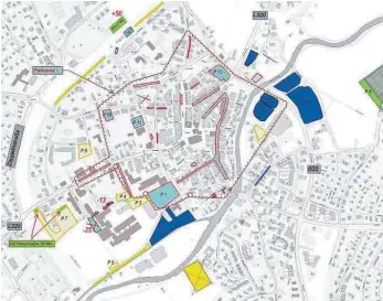  ?? GRAFIK: STADT WANGEN ?? Die Karte zeigt alle öffentlich­en Parkplätze in der Kernstadt: Auf den hell- oder dunkelblau gefärbten Stellfläch­en soll das Abstellen von Autos Geld kosten. Lediglich die grün eingezeich­neten Parkplätze könnten kostenfrei bleiben. Im Wesentlich­en sind das die neuen Stellplätz­e hinter dem Bahnhof (oben), die Fläche am neuen Kunstrasen­platz (rechts oben) sowie der nach Fertigstel­lung des neuen Wohnmobils­tellplatze­s verblieben­e Raum am Gehrenberg (unten).