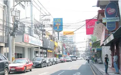  ??  ?? PARALIZACI­ÓN. Decenas de comercios permanecen cerrados en la tercera avenida de San Pedro Sula.