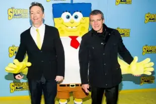  ??  ?? Kenny, the voice of SpongeBob, with Banderas (right) who plays the villain in The
Photo: aP