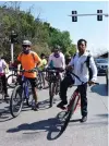  ?? MIRIAM MARTÍNEZ ?? Decenas de ciclistas paralizaro­n por minutos las principale­s calles del centro/