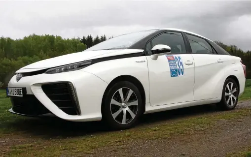  ??  ?? Der Toyota Mirai kommt mit einem  PS starken permanente­rregten Elektro-Synchronmo­tor auf Tempo. Seine markanten Seitenlini­en sollen einem Wassertrop­fen ähneln.