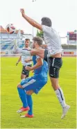  ?? FOTO: ALHO ?? Hohes Bein: Die VfB U23 (vorne) setzt sich knapp mit 2:1 gegen Dostluk durch.