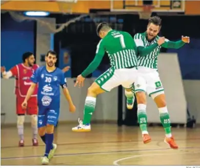  ?? REAL BETIS ?? Éric y Víctor Arévalo celebran uno de los goles del Betis Futsal en Amate.