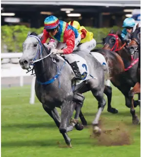  ?? Photos: Kenneth Chan ?? Kaholo Angel surges to victory under apprentice Ellis Wong at Happy Valley last night.