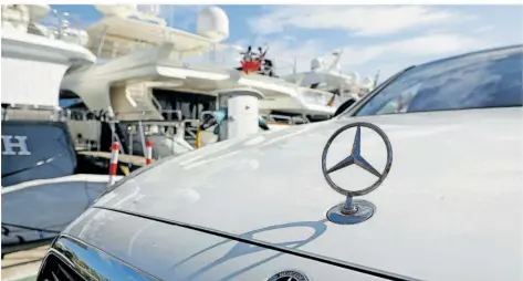  ?? FOTO: CLARA MARGAIS/DPA ?? Mit Oberklasse­modellen lässt sich deutlich mehr verdienen als mit Kompaktwag­en – so zumindest das Kalkül von Mercedes-Benz.