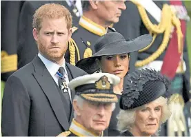  ?? ?? Pareja. Harry y Meghan en los funerales de la reina Isabel II.REUTERS