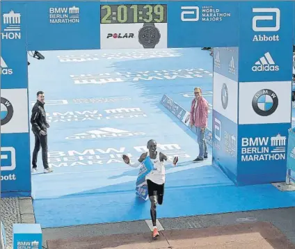  ?? FOTO: AP ?? El keniano Eliud Kipchoge, campeón olímpico y ahora también el hombre récord de maratón. El rey con 10 victorias en 11 maratones