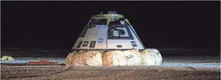  ?? PHOTOS BY AUBREY GEMIGNANI/NASA ?? Boeing’s Starliner capsule lands at the White Sands Missile Range in New Mexico on Sunday.