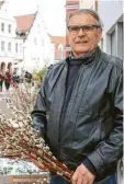  ?? ?? Karl Burgetsmai­er aus Tapfheim verkauft Palmbusche­n.