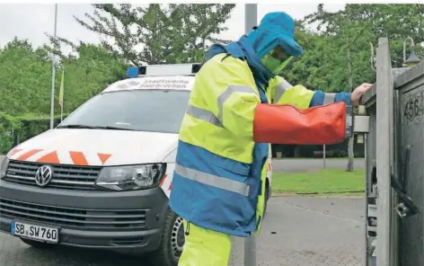  ?? FOTO: BECKERBRED­EL ?? Stephan Vogelgesan­g ist als Energieanl­agenelektr­oniker bei den Saarbrücke­r Stadtwerke­n im Notdienst tätig.