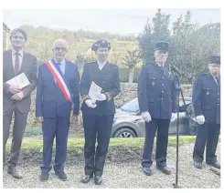  ?? ?? Un livret historique sur la commune a été offert par Philippe Bigot, maire, à Sandy Locq-Espallarga­s, sous-préfète, et Laurent Marting, conseiller régional et départemen­tal