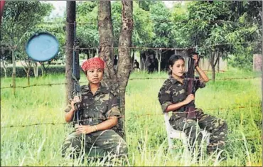  ?? PRAKASH SINGH/ HT PHOTO ?? Women guards at the venue of a council meeting of the National Socialist Council of Nagalim (NSCN) in May 1999