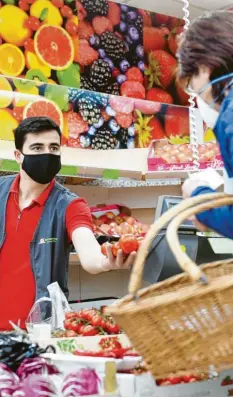  ?? Foto: Tobias Hase, dpa ?? Wer ab Montag einkaufen geht, muss in Bayerns Läden einen Mund-Nase-Schutz aufhaben, wie hier, in einem Lebensmitt­elmarkt in Rosenheim.