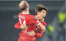  ?? FOTO: DPA ?? Sie können noch jubeln: Kölns Torschütze Yuya Osako (rechts) und Konstantin Rausch feiern den 2:2 Ausgleich.