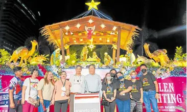  ?? ?? Farmers Market tenants with Araneta City Inc. property manager Belle de Leon, vice president for operations Morriel Abogado, senior vice president Antonio Mardo and Farmers Market admin