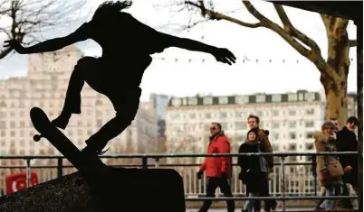  ?? (PETER NICHOLLS/ REUTERS) ?? Yves Raibaud cite en exemple les municipali­tés de Malmö (en Suède) et de Genève, qui prévoient des journées réservées aux filles dans les skateparks, ces bastions masculins au coeur des villes.