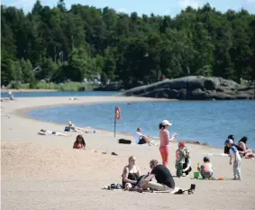  ?? FOTO: LEHTIKUVA/MIKKO STIG ?? SOLEN VIKTIGAST. Det var kanske inte så varmt i Nordsjö i Helsingfor­s i går, men rätt soligt. Ganska många vågade sig till Solviksstr­anden.