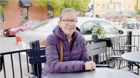  ?? BELHÚ SANABRIA / LA RAZA ?? María Fiori es una sobrevivie­nte de cáncer de seno y de otros canceres desde hace 13 años.