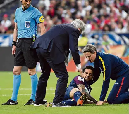  ?? Damien Meyer/AFP ?? Daniel Alves recebe atendiment­o médico após se lesionar na partida contra o Les Herbiers