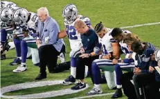  ?? FOTO: AP ?? Gemeinsam mit Team-Besitzer Jerry Jones knien die Spieler der Dallas Cowboys vor Beginn der Nationalhy­mne.
