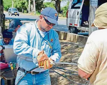  ?? EMCALI ?? Funcionari­os de Emcali hacen reparacion­es de cableado de telecomuni­caciones, debido a robos.