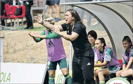  ?? REAL BETIS ?? Al frenteMarí­a Pry, de 33 años, da órdenes a sus jugadoras durante un partido del Betis Féminas