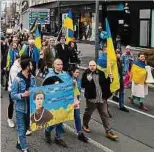  ?? Foto: AFP ?? Am zweiten Jahrestag der russischen Invasion der Ukraine nahmen Tausende an einem Solidaritä­tsmarsch in der serbischen Hauptstadt Belgrad teil.