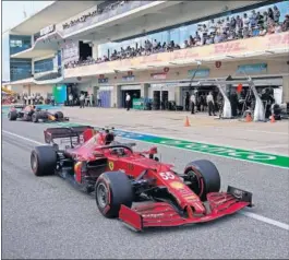  ?? ?? Carlos Sainz, con el Ferrari por el ‘pit-lane’ de Austin.