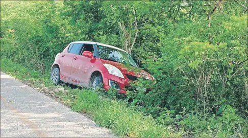  ?? ?? Salida de vehículo sin mayores consecuenc­ias en la carretera Mérida-Tetiz. No obstante, el auto chocó contra un arbusto en el que estaba un enjambre de abejas, las cuales se alborotaro­n