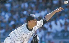  ??  ?? ANDY PETTITTE lanzó ayer su último partido de temporada regular en el Yankee Stadium. Lanzó en gran forma, pero cargó con el revés.