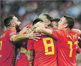  ?? FOTO: MANEL MONTILLA ?? Los jugadores de la Roja, una piña con el reto de alcanzar la ‘Final Four’