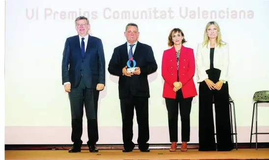  ?? KIKE TABERNER ?? Antonio Monterde, presidente de AM Cargo Logistic, junto a Ximo Puig y las representa­ntes de LA RAZÓN