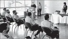  ??  ?? •• Paulina Peña, del CNE de Pichincha, anunció la suspensión de los spots. Ayer tuvo reuniones con la Policía.