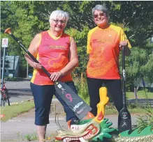  ??  ?? Johanne Huard et Susan O’Neill, capitaine et coprésiden­te de l’équipe ‘tit Bateau. - Acadie Nouvelle: Lili Mercure