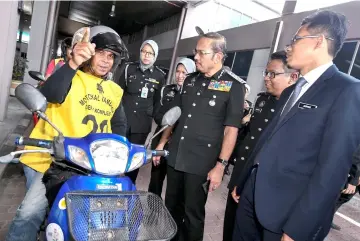  ??  ?? Mustafar (third right) chats with a tourist from Thailand during his visit and briefing at the Immigratio­n, Customs, Quarantine and Security Complex. — Bernama photo