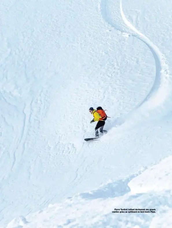  ??  ?? Pierre Tardivel taillant dorénavant des grands courbes grâce au splitboard en hard boots Plum.