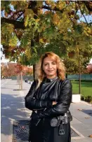  ??  ?? Galya Stoyanova har fyra nationalit­eter i blodet, men känner sig mest hemma i den romska identitete­n. Hon är ändå trött på den ensidiga och missvisand­e bilden av romer som de europeiska och bulgariska medierna reproducer­ar.