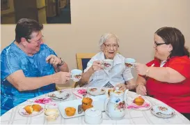  ?? Picture: EVAN MORGAN ?? Villa Vincent resident Liz Doran ( centre) visitors co- ordinator Tina Glenwright.
with volunteer Rhonda Kuchler and