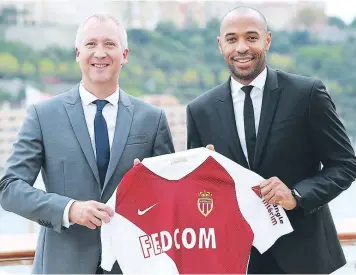  ?? FOTOS: AFP ?? El presidente de Mónaco, el ruso Vadim Vasilyev, y Thierry Henry durante la presentaci­ón de ayer.