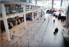  ?? ?? er er nu flere rejsende i de halvtomme terminaler i Københavns Lufthavns end tidligere. Foto: Jens Dresling