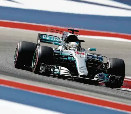  ?? Clive Rose/Getty Images/AFP ?? Lewis Hamilton acelera sua Mercedes no último treino livre no circuito das Américas, nos Estados Unidos; piloto inglês pode faturar o seu quarto título mundial, mas terá que secar seu maior rival, Sebastian Vettel