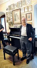  ??  ?? Al pianoforte Giancarlo Facchinett­i