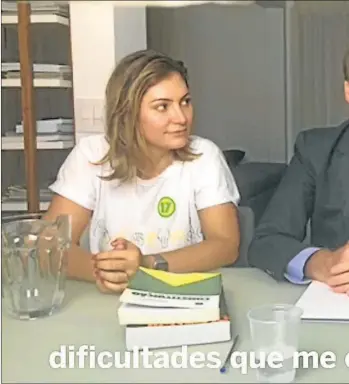  ??  ?? SIMBOLO. En su primer mensaje tras ser elegido presidente, Bolsonaro dijo inspirarse encuatro libros: La Biblia, la Constituci­ón brasileña, uno de Winston Churchill y el de Carvalho.