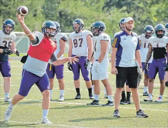  ?? PETER LEE WATERLOO REGION RECORD ?? Wilfrid Laurier Golden Hawks quarterbac­k Jacob Spinella throws the football during a practice on Thursday while head coach Michael Faulds looks on. OTTAWA (0-0) AT LAURIER (0-0)