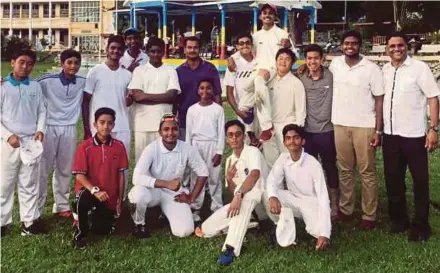  ?? PIC BY K. KANDIAH ?? Bukit Mertajam High School players celebratin­g their victory in the Under-18 event after beating SMK Science Tun Syed Shahbuddin in Bukit Mertajam recently.