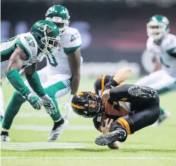  ?? THE CANADIAN PRESS. ?? The Roughrider­s’ defence made life difficult for B.C. Lions QB Travis Lulay on Saturday.