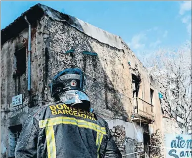  ?? ENRIC FONTCUBERT­A / EFE ?? Los bomberos no dieron por apagado el incendio hasta las 8 horas